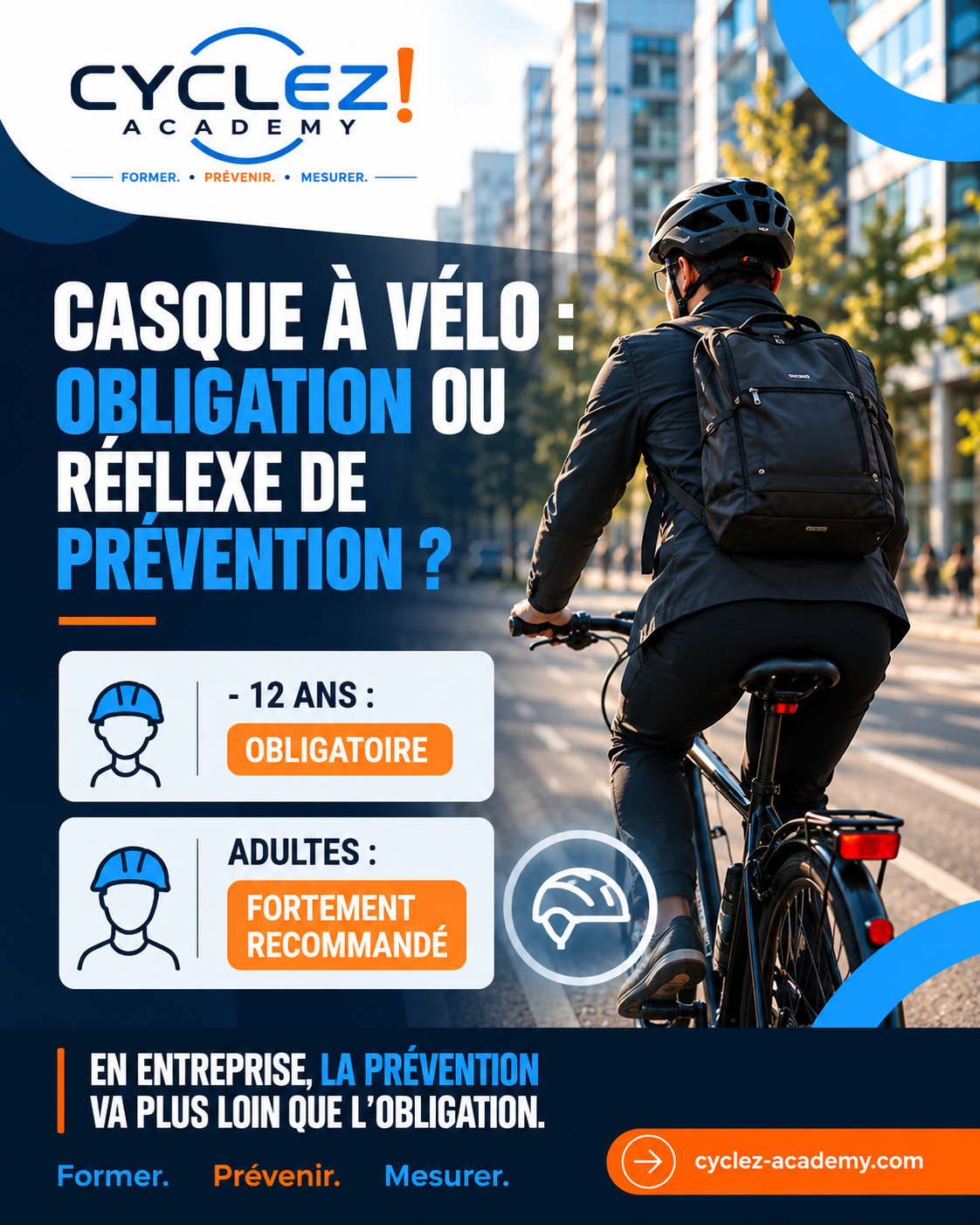 Cycliste en entreprise portant un casque